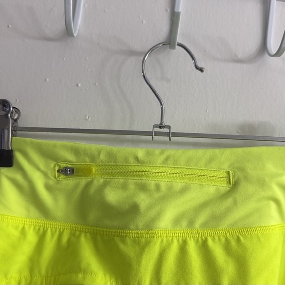 Lululemon speed up low rise  lined short 2.5” SZ 8 Women's Neon Green Shorts - Picture 9 of 10